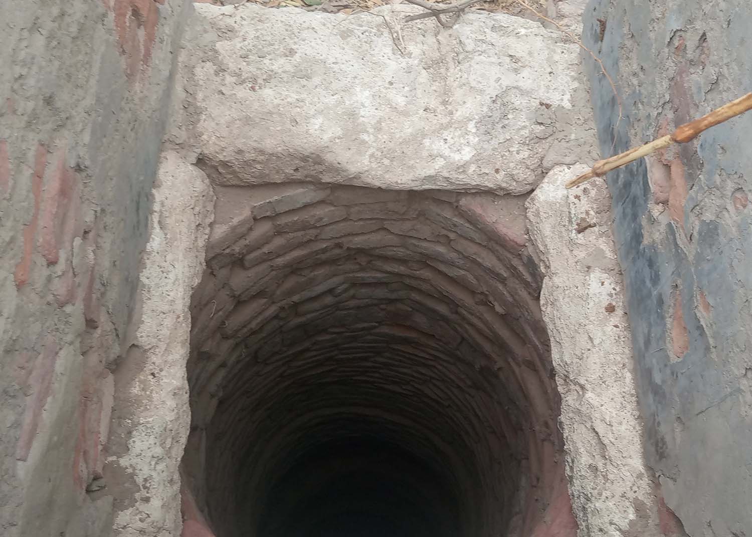 (9)